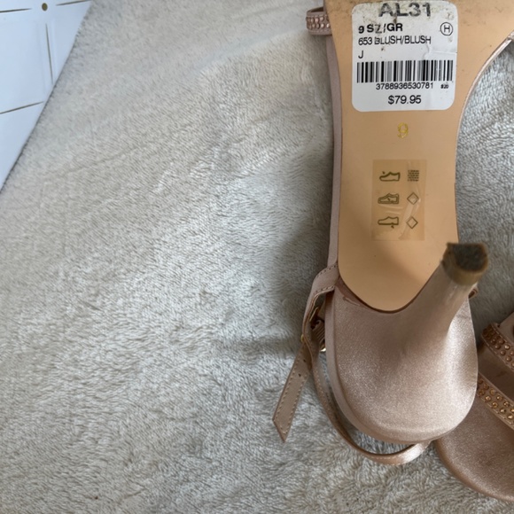 Le Chateau Blush Sandals, matching Clutch - Picture 3 of 4